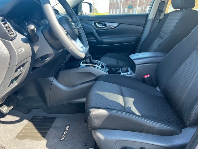 Nissan Rogue Vehicle Full-screen Gallery Image 17