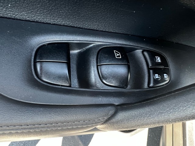 Nissan Rogue Vehicle Full-screen Gallery Image 18