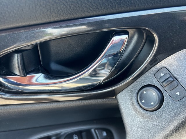 Nissan Rogue Vehicle Full-screen Gallery Image 19