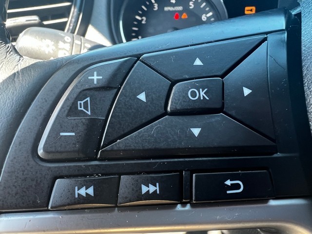 Nissan Rogue Vehicle Full-screen Gallery Image 22