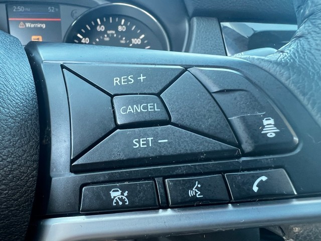 Nissan Rogue Vehicle Full-screen Gallery Image 23