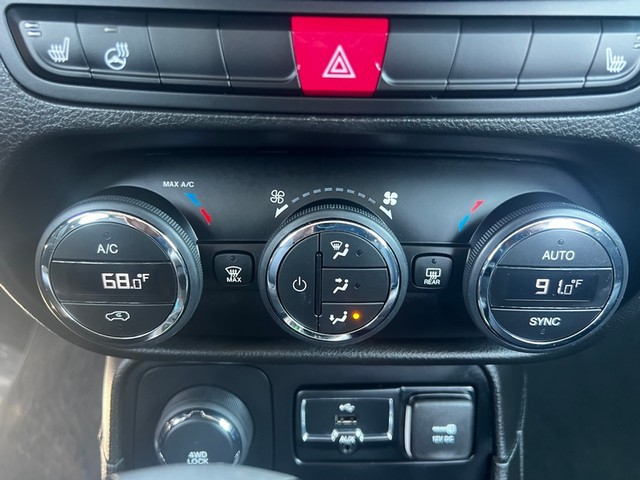 Jeep Renegade Vehicle Full-screen Gallery Image 13