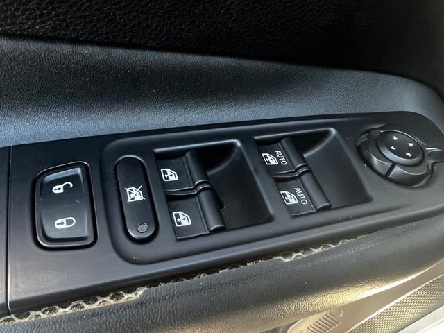 Jeep Renegade Vehicle Full-screen Gallery Image 18