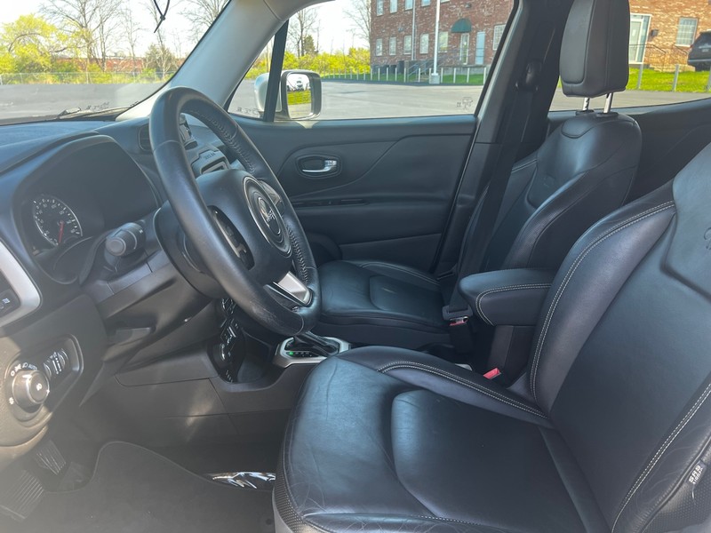 Jeep Renegade Vehicle Full-screen Gallery Image 16