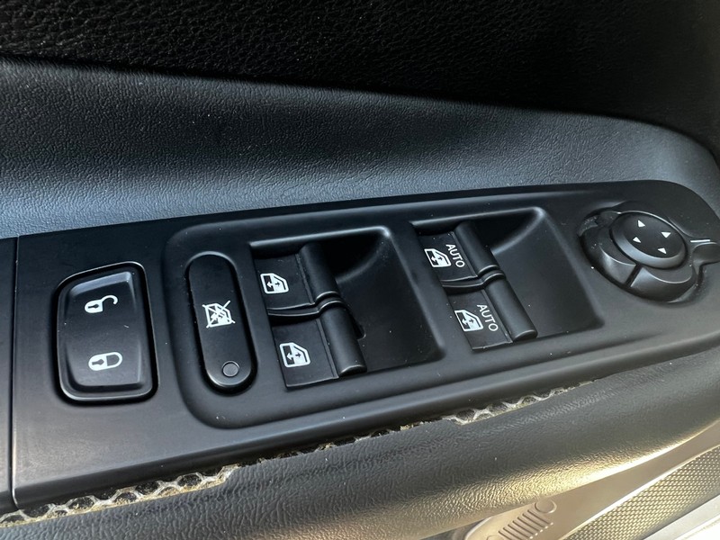 Jeep Renegade Vehicle Full-screen Gallery Image 18