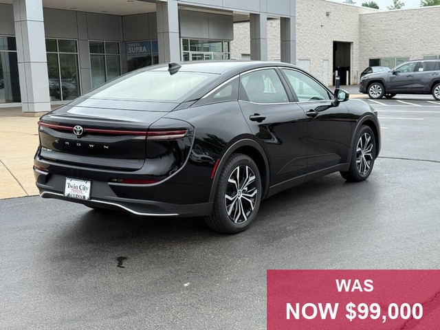 Toyota Crown Vehicle Full-screen Gallery Image 03