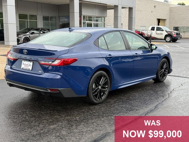 Toyota Camry Vehicle Full-screen Gallery Image 03