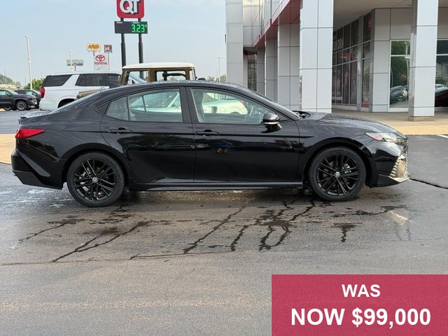 Toyota Camry Vehicle Full-screen Gallery Image 02