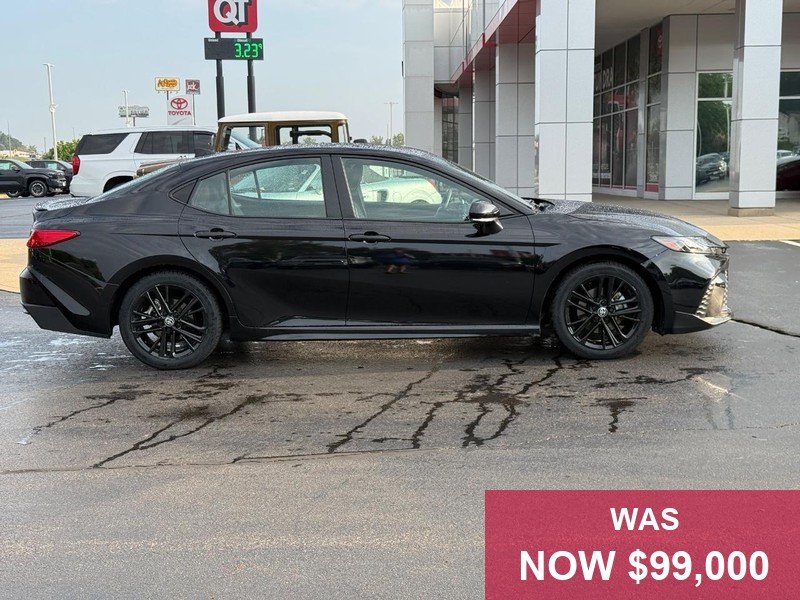 Toyota Camry Vehicle Full-screen Gallery Image 02