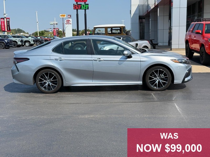 Toyota Camry Vehicle Full-screen Gallery Image 02