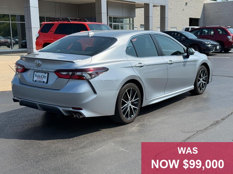 Toyota Camry Vehicle Full-screen Gallery Image 03