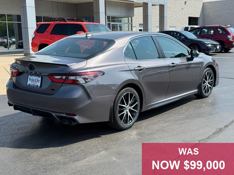 Toyota Camry Vehicle Full-screen Gallery Image 03