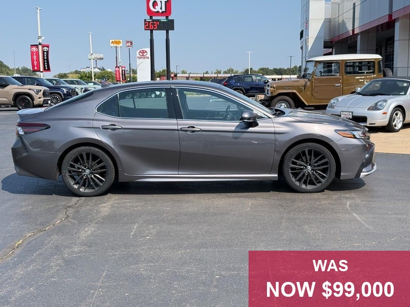 Toyota Camry Vehicle Full-screen Gallery Image 02