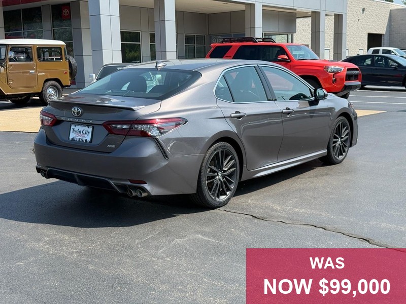 Toyota Camry Vehicle Full-screen Gallery Image 03