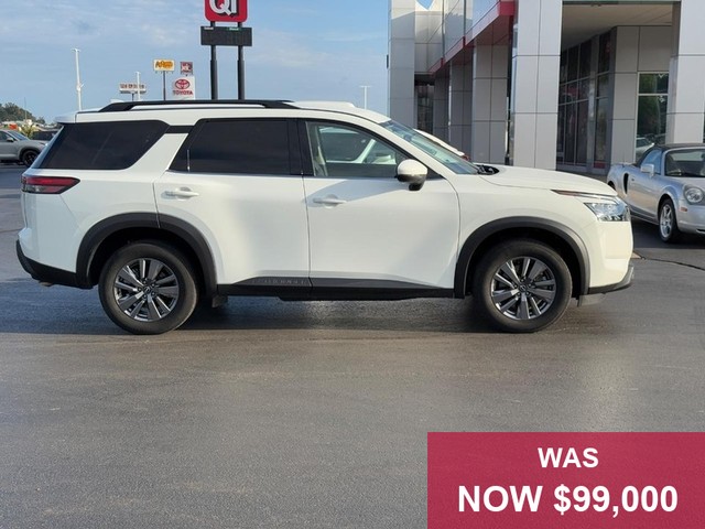 Nissan Pathfinder Vehicle Full-screen Gallery Image 02