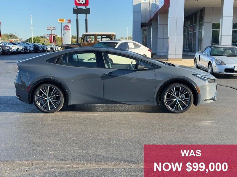 Toyota Prius Vehicle Full-screen Gallery Image 02