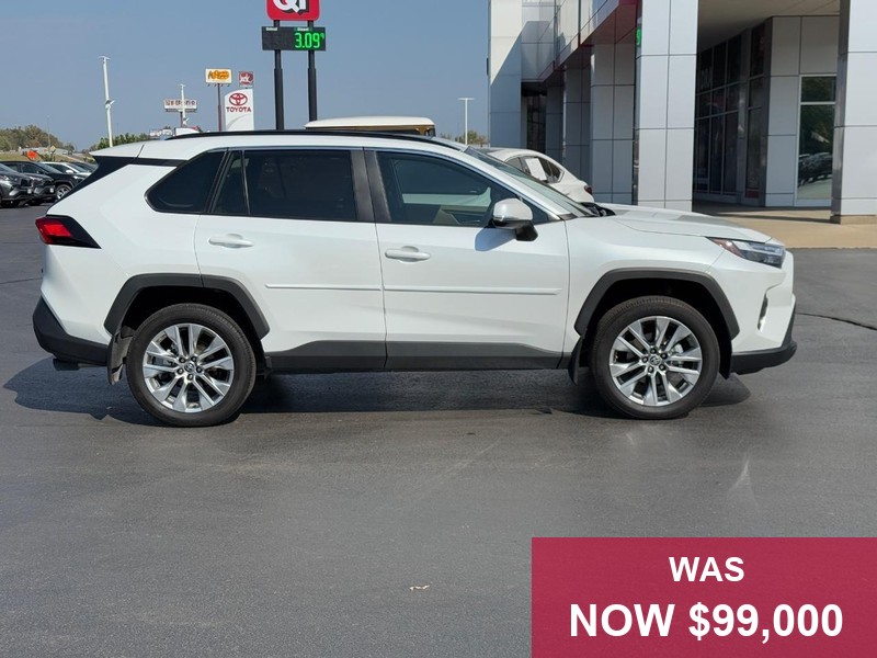 Toyota RAV4 Vehicle Full-screen Gallery Image 02