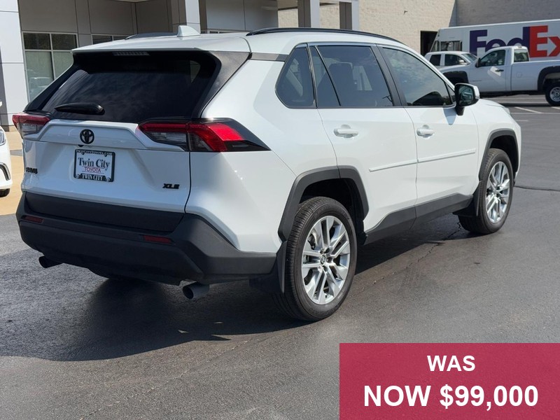 Toyota RAV4 Vehicle Full-screen Gallery Image 03