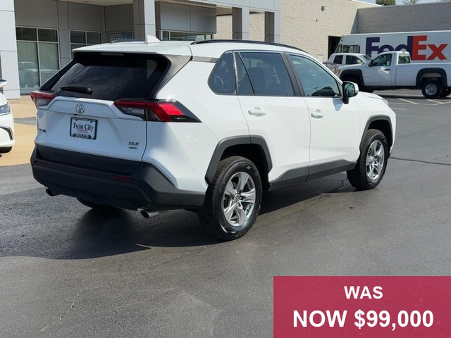 Toyota RAV4 Vehicle Full-screen Gallery Image 03