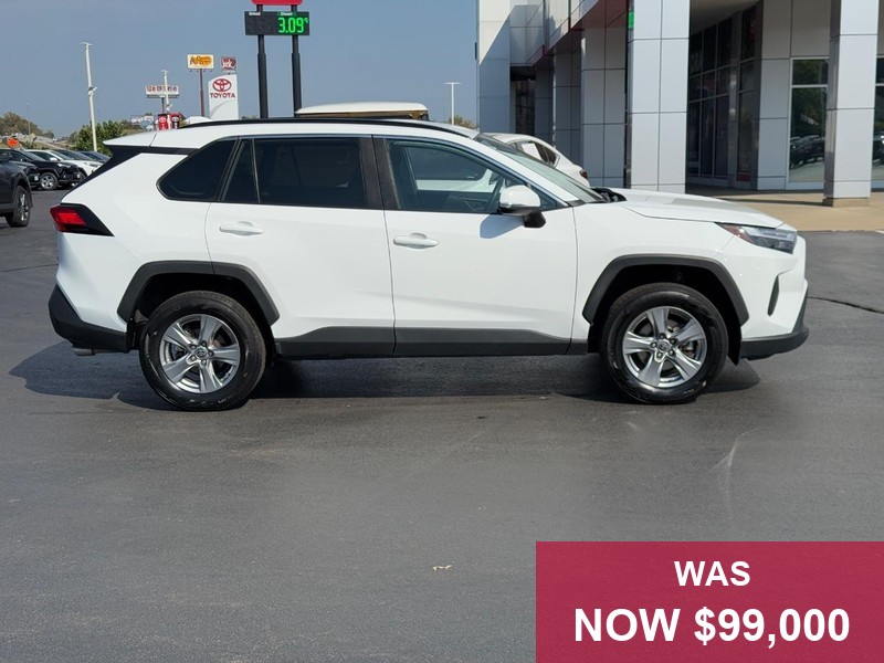 Toyota RAV4 Vehicle Full-screen Gallery Image 02