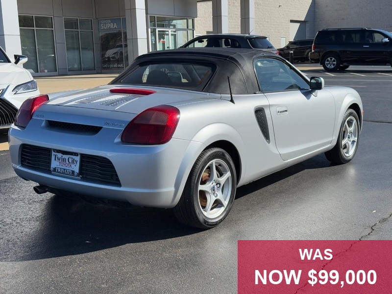 Toyota MR2 Spyder Vehicle Full-screen Gallery Image 03