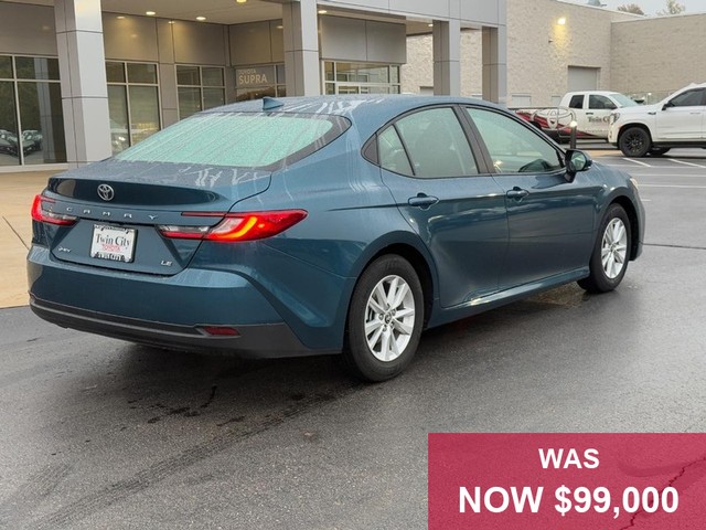 Toyota Camry Vehicle Full-screen Gallery Image 03