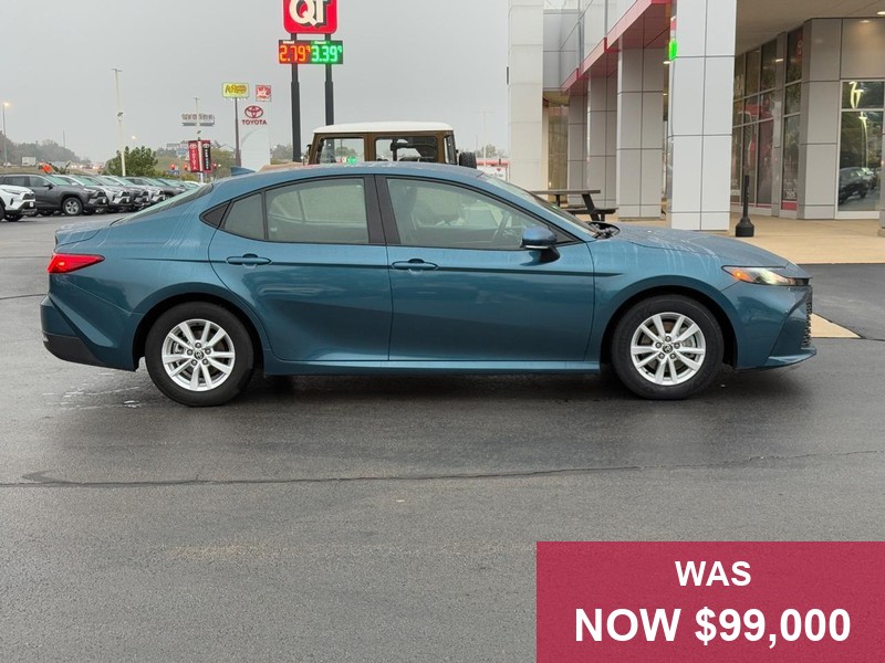 Toyota Camry Vehicle Full-screen Gallery Image 02