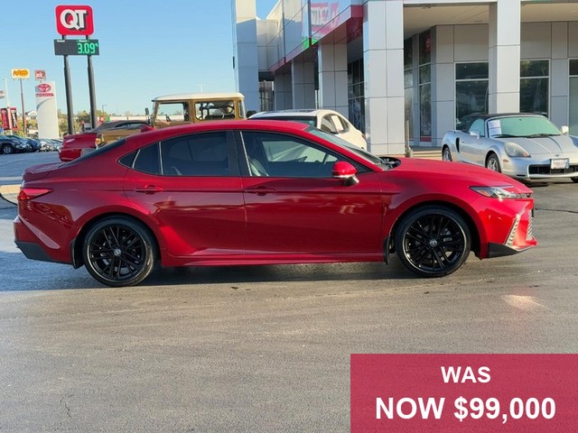 Toyota Camry Vehicle Full-screen Gallery Image 02