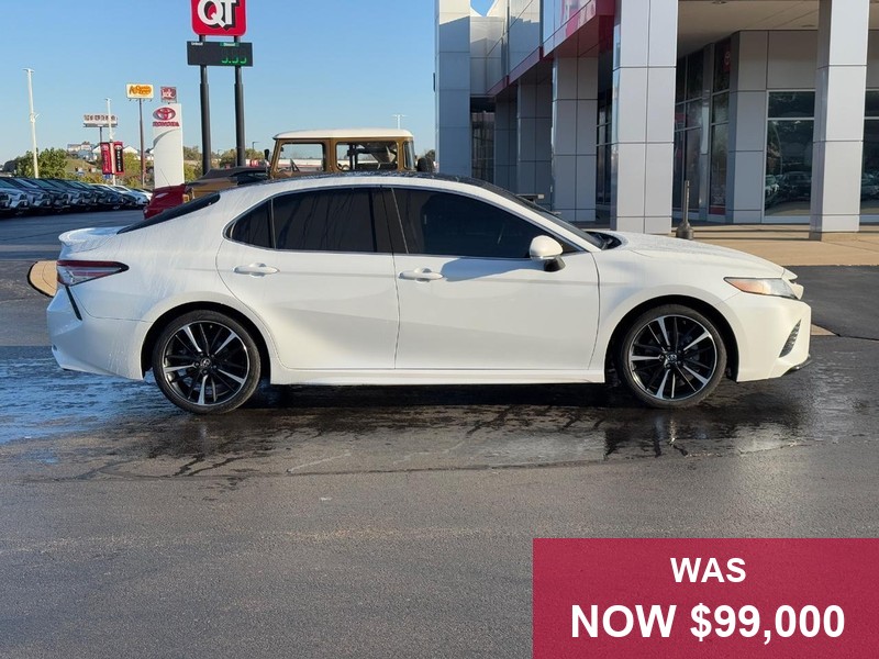 Toyota Camry Vehicle Full-screen Gallery Image 02