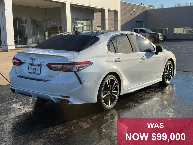 Toyota Camry Vehicle Full-screen Gallery Image 03