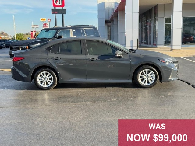 Toyota Camry Vehicle Full-screen Gallery Image 02