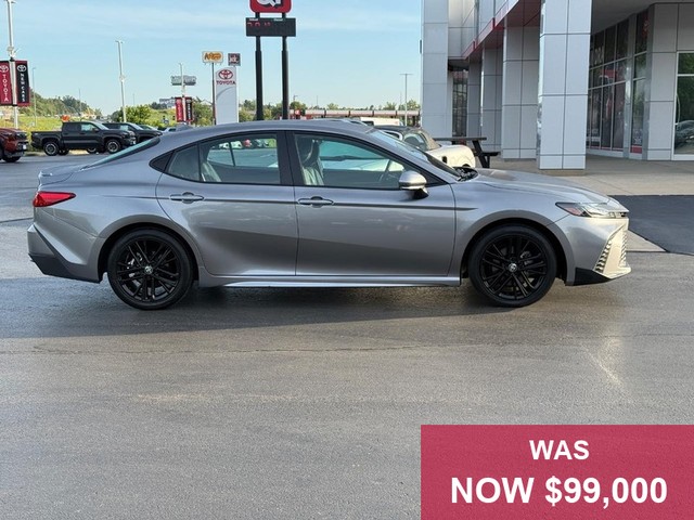 Toyota Camry Vehicle Full-screen Gallery Image 02