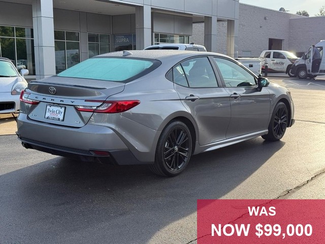 Toyota Camry Vehicle Full-screen Gallery Image 03