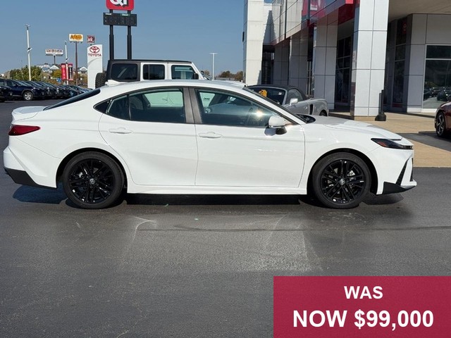 Toyota Camry Vehicle Full-screen Gallery Image 02