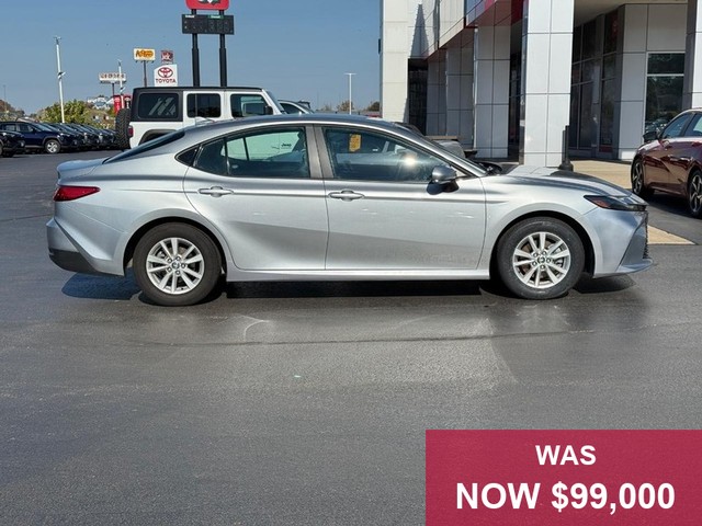 Toyota Camry Vehicle Full-screen Gallery Image 02