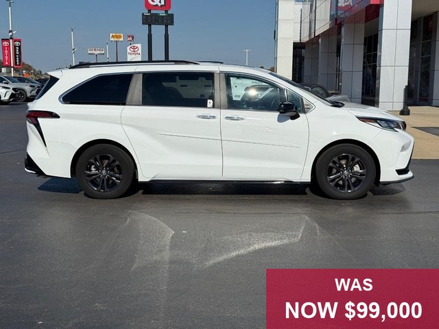 Toyota Sienna Vehicle Full-screen Gallery Image 02