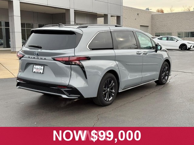 Toyota Sienna Vehicle Full-screen Gallery Image 03