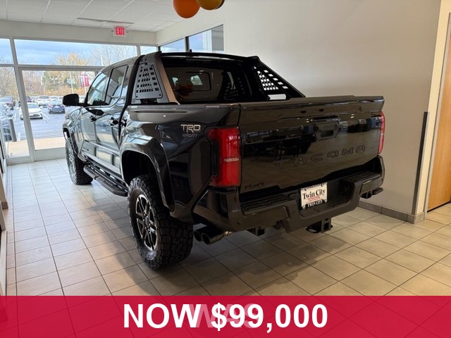 Toyota Tacoma 4WD Vehicle Full-screen Gallery Image 03