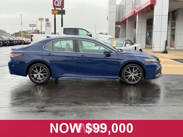 Toyota Camry Vehicle Full-screen Gallery Image 02