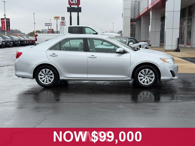 Toyota Camry Vehicle Full-screen Gallery Image 02