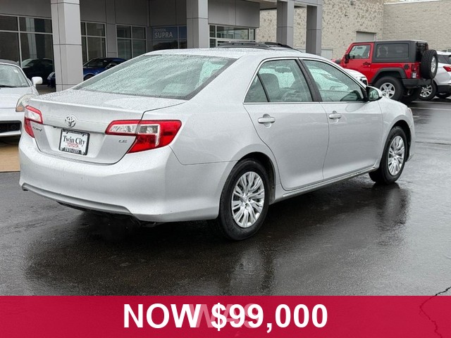 Toyota Camry Vehicle Full-screen Gallery Image 03