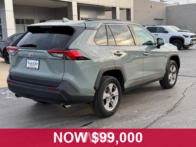 Toyota RAV4 Vehicle Full-screen Gallery Image 03