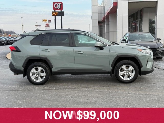 Toyota RAV4 Hybrid Vehicle Full-screen Gallery Image 02