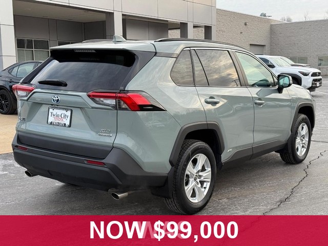 Toyota RAV4 Hybrid Vehicle Full-screen Gallery Image 03