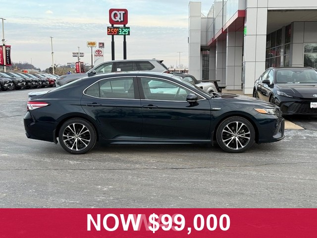 Toyota Camry Hybrid Vehicle Full-screen Gallery Image 02