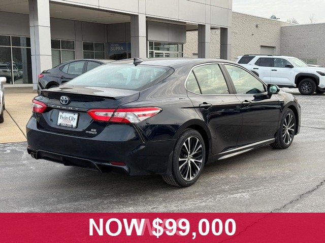 Toyota Camry Hybrid Vehicle Full-screen Gallery Image 03