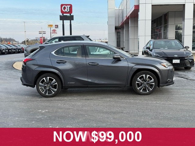 Lexus UX Vehicle Full-screen Gallery Image 02