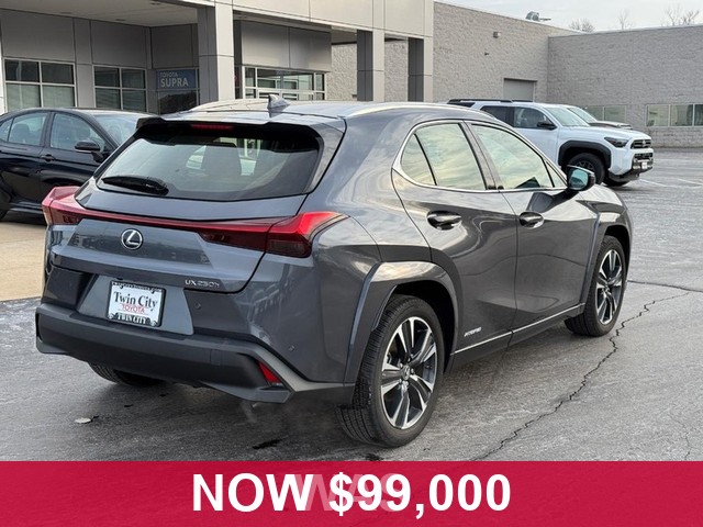 Lexus UX Vehicle Full-screen Gallery Image 03