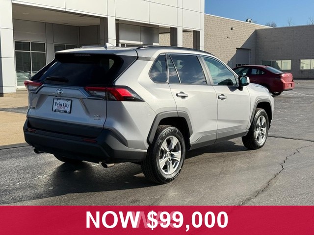 Toyota RAV4 Vehicle Full-screen Gallery Image 03