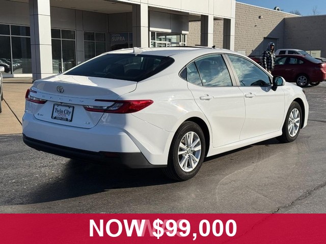 Toyota Camry Vehicle Full-screen Gallery Image 03